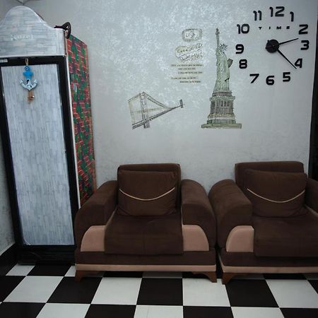 Hostel California Batumi Esterno foto