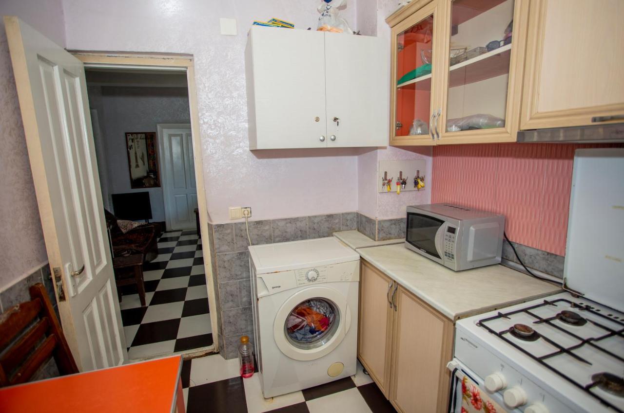 Hostel California Batumi Esterno foto