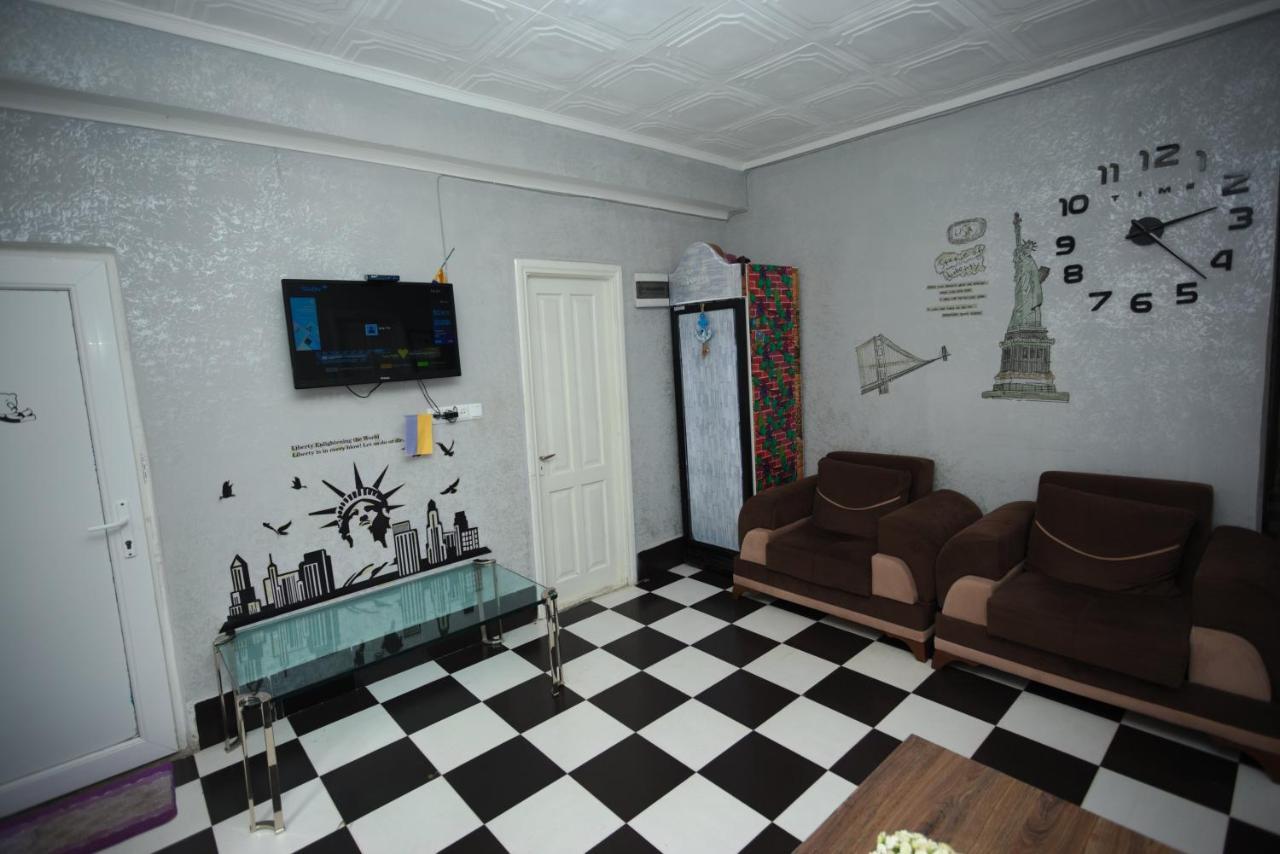 Hostel California Batumi Esterno foto